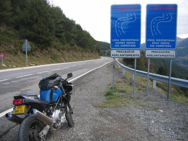 ColladaDeToses_Panneaux_09.jpg - En espagne, ces panneaux sont signes de route à moto.